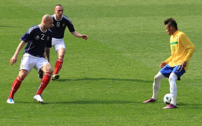 诺亚体育精华-亚马尔进球后模仿亨利滑跪